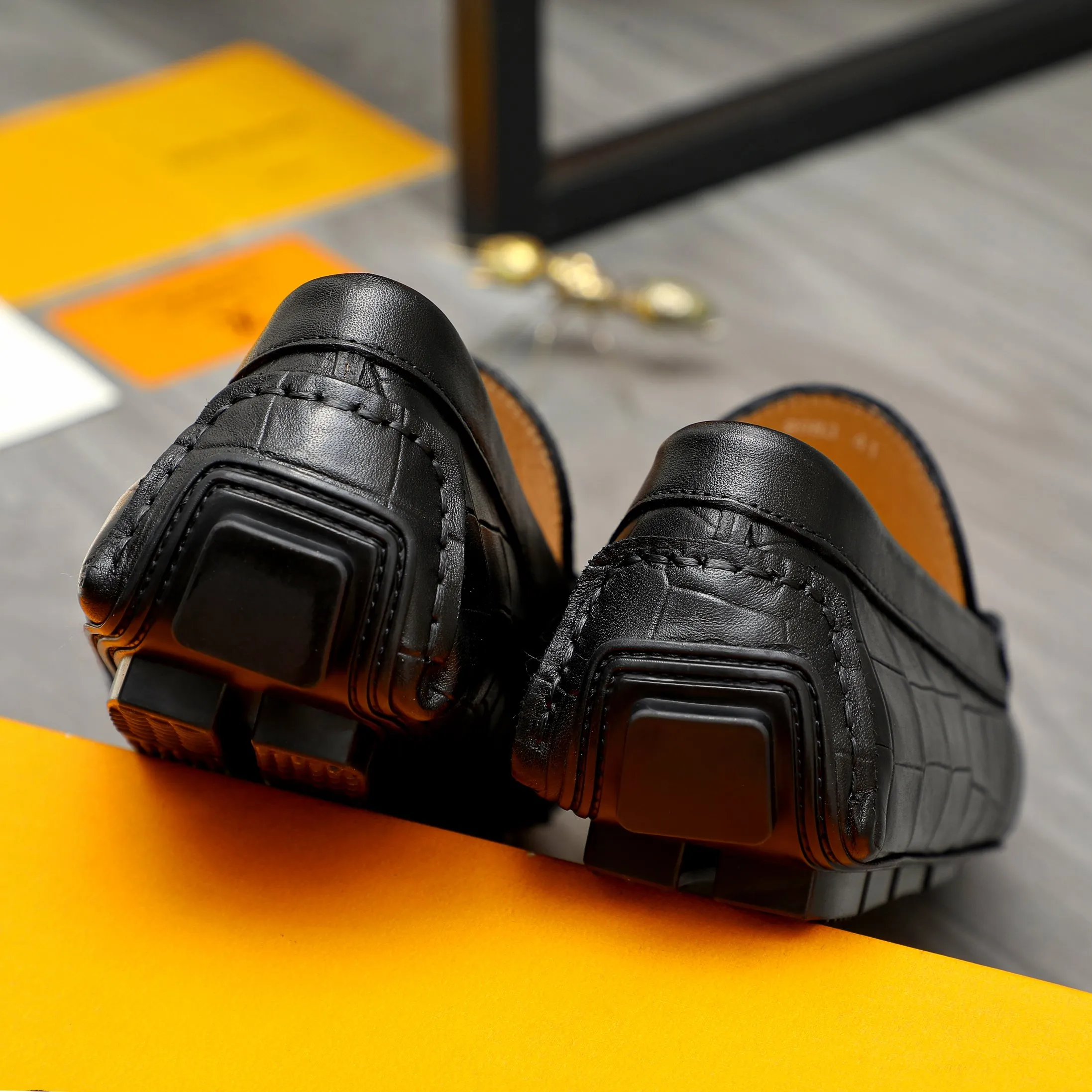 Men's shoes 💰380 Product trademark: LV "Louis Vuitton" casual slip-on shoes Regular size: 38-45 (45 is custom-made and non-returnable) Product materials: Selected stone pattern embossed cowhide upper, pigskin lining, rubber outsole
